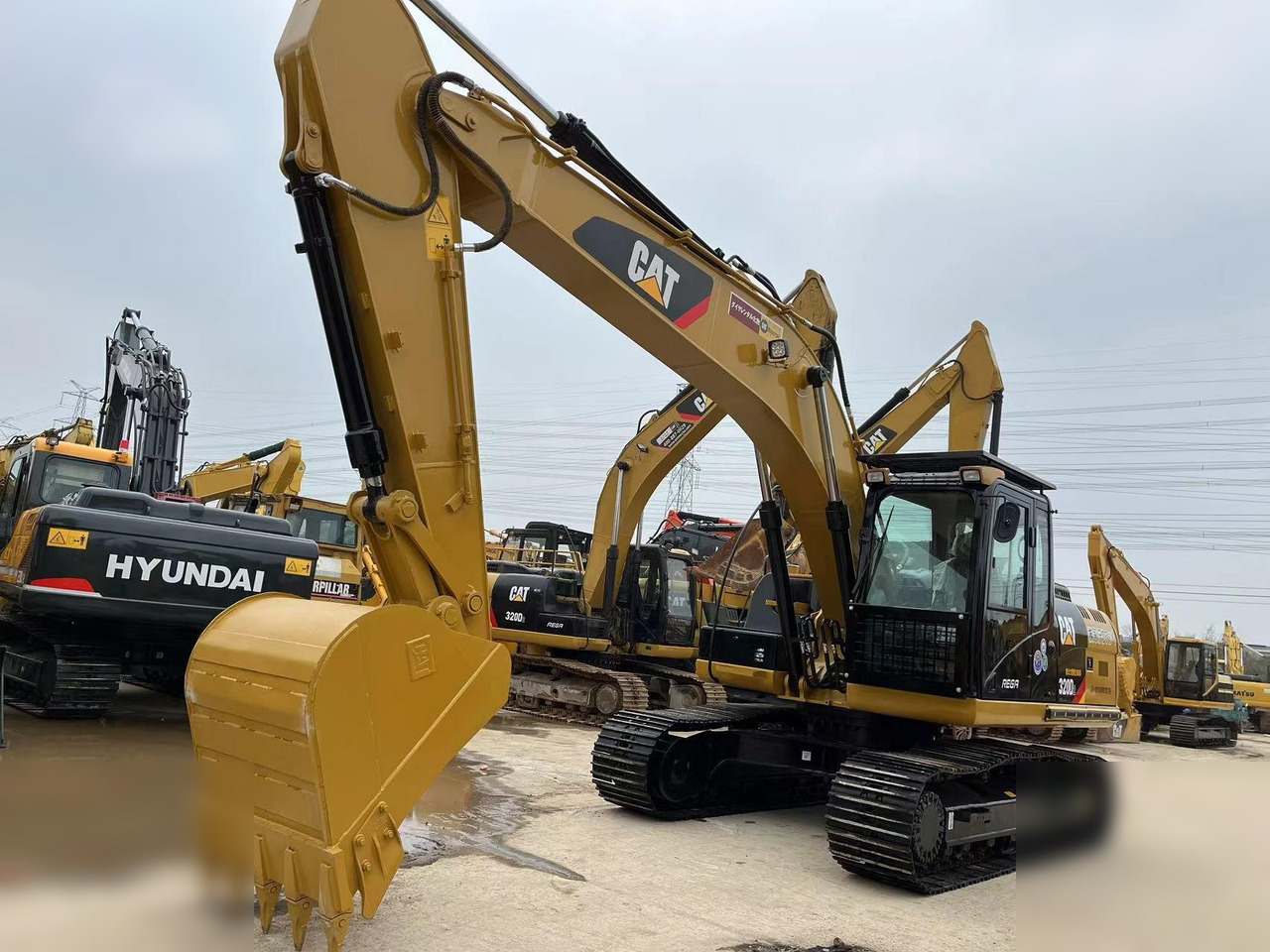 CATERPILLAR 320D2 - Excavadora de cadenas: foto 1 CATERPILLAR 320D2 - Excavadora de cadenas: foto 1