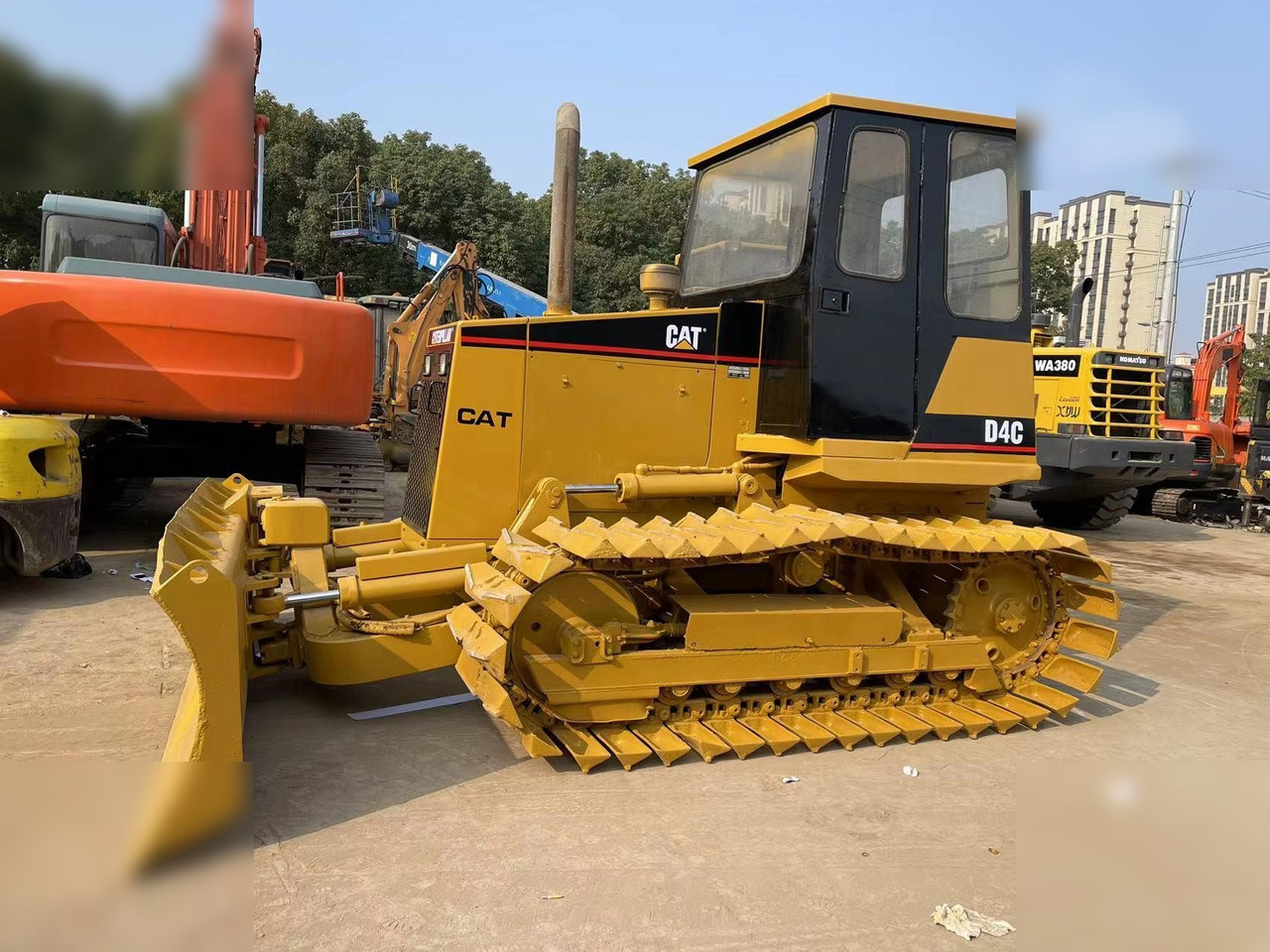 CATERPILLAR D4C - Bulldozer: foto 1 CATERPILLAR D4C - Bulldozer: foto 1