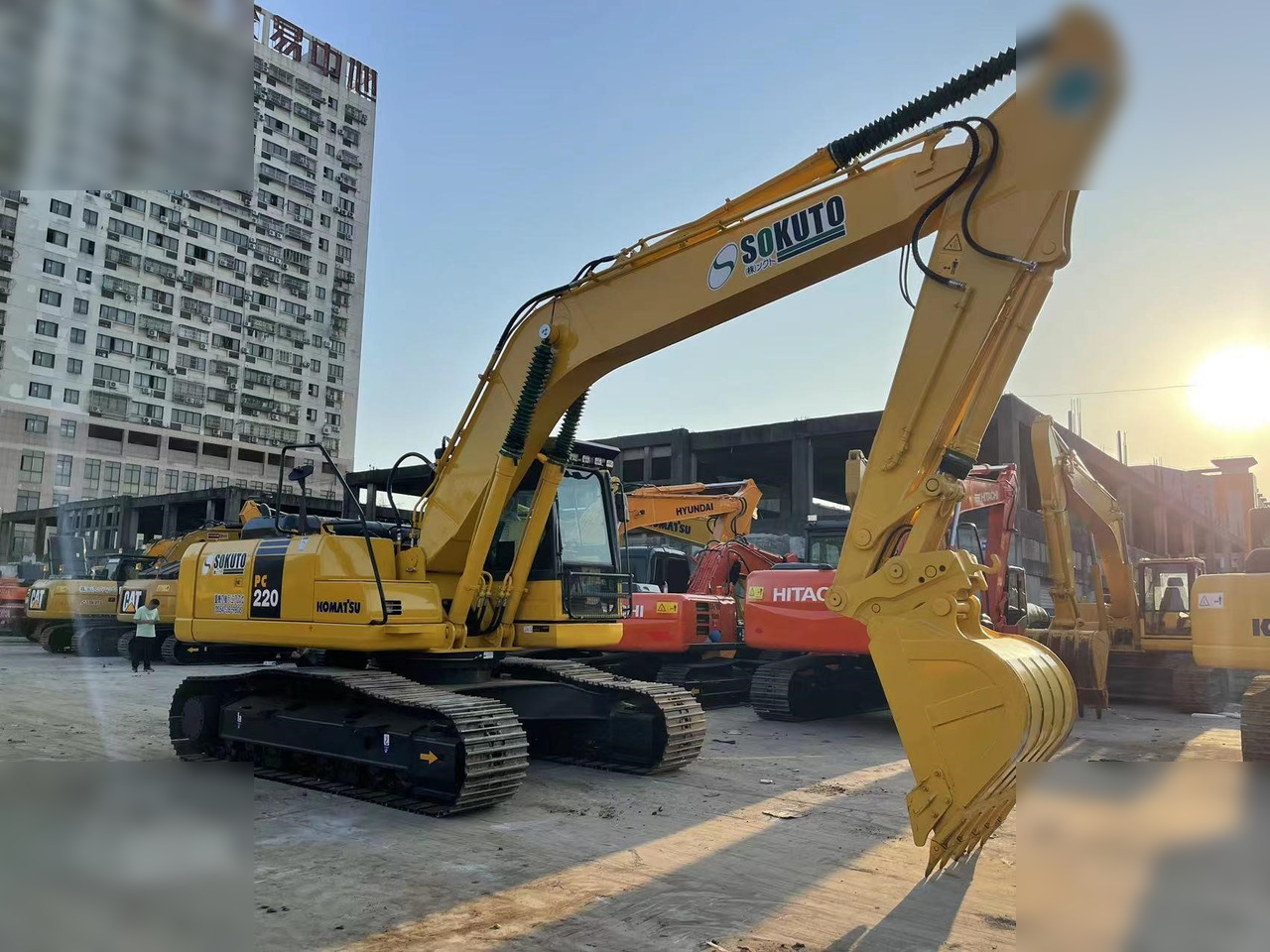 KOMATSU PC220-8 - Excavadora de cadenas: foto 2 KOMATSU PC220-8 - Excavadora de cadenas: foto 2