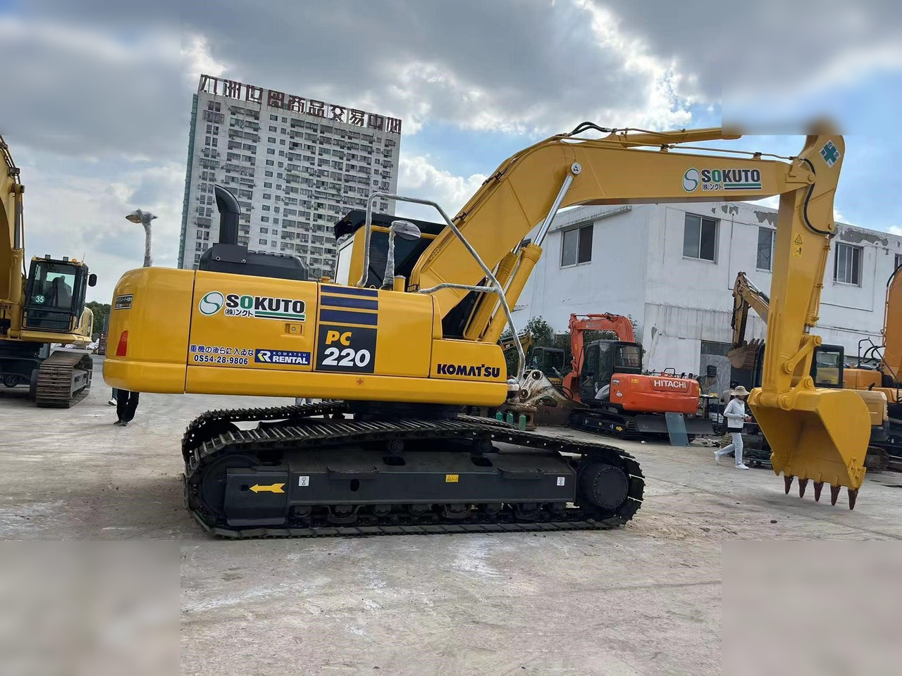 KOMATSU PC220-8 - Excavadora de cadenas: foto 1 KOMATSU PC220-8 - Excavadora de cadenas: foto 1