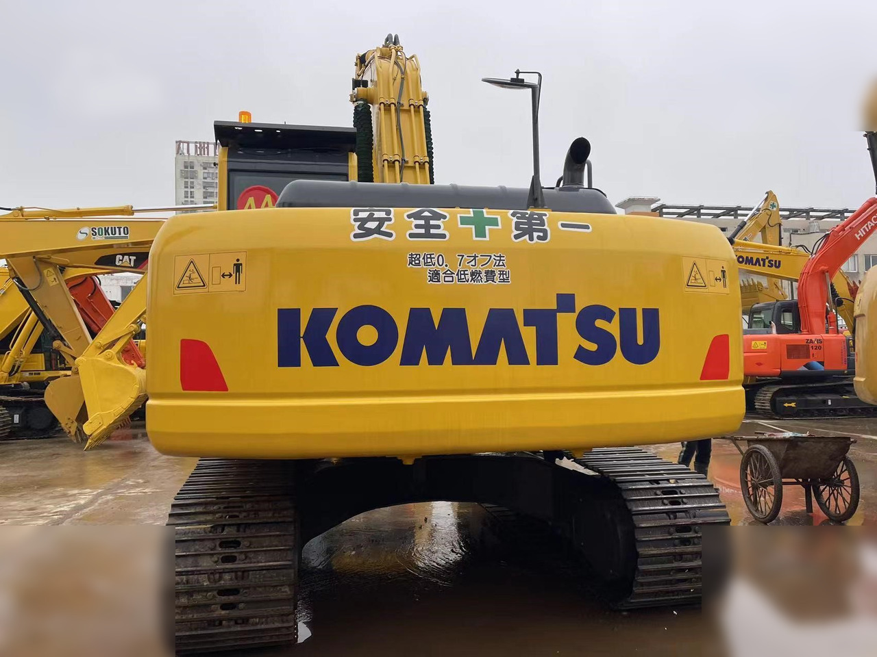 KOMATSU PC220-8 - Excavadora de cadenas: foto 4 KOMATSU PC220-8 - Excavadora de cadenas: foto 4