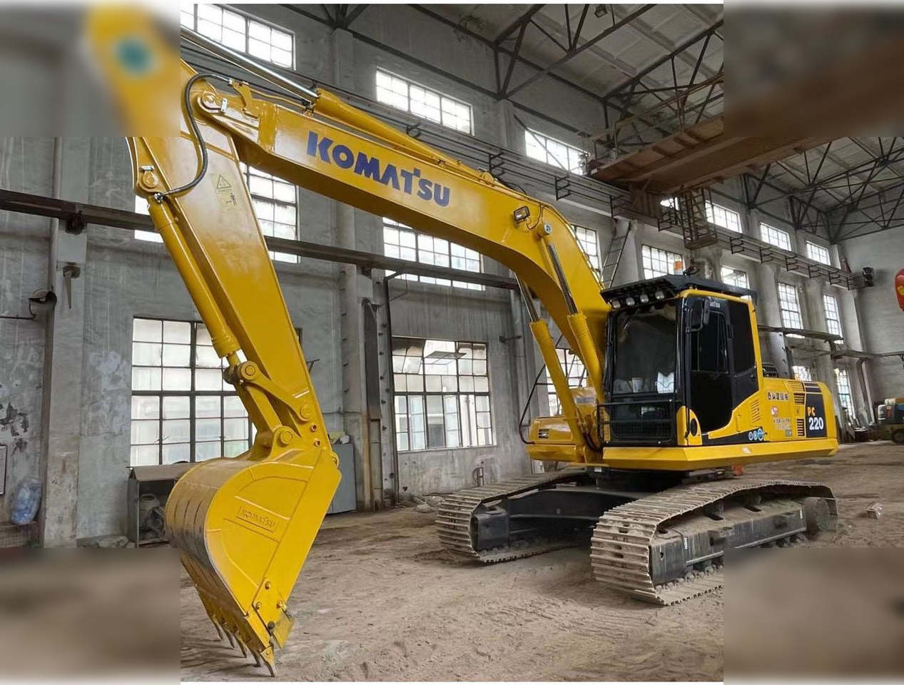KOMATSU PC220-8N1 - Excavadora de cadenas: foto 1 KOMATSU PC220-8N1 - Excavadora de cadenas: foto 1