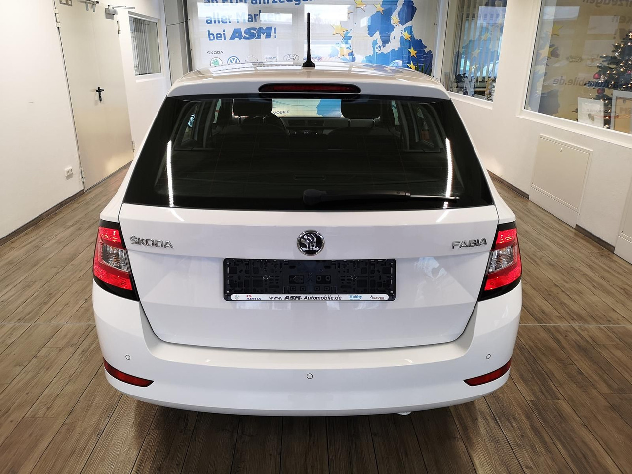 Skoda Fabia Combi Ambition 1.0TSI 81kW+R-KAM+PDC+KLIMA - Coche: foto 4 Skoda Fabia Combi Ambition 1.0TSI 81kW+R-KAM+PDC+KLIMA - Coche: foto 4