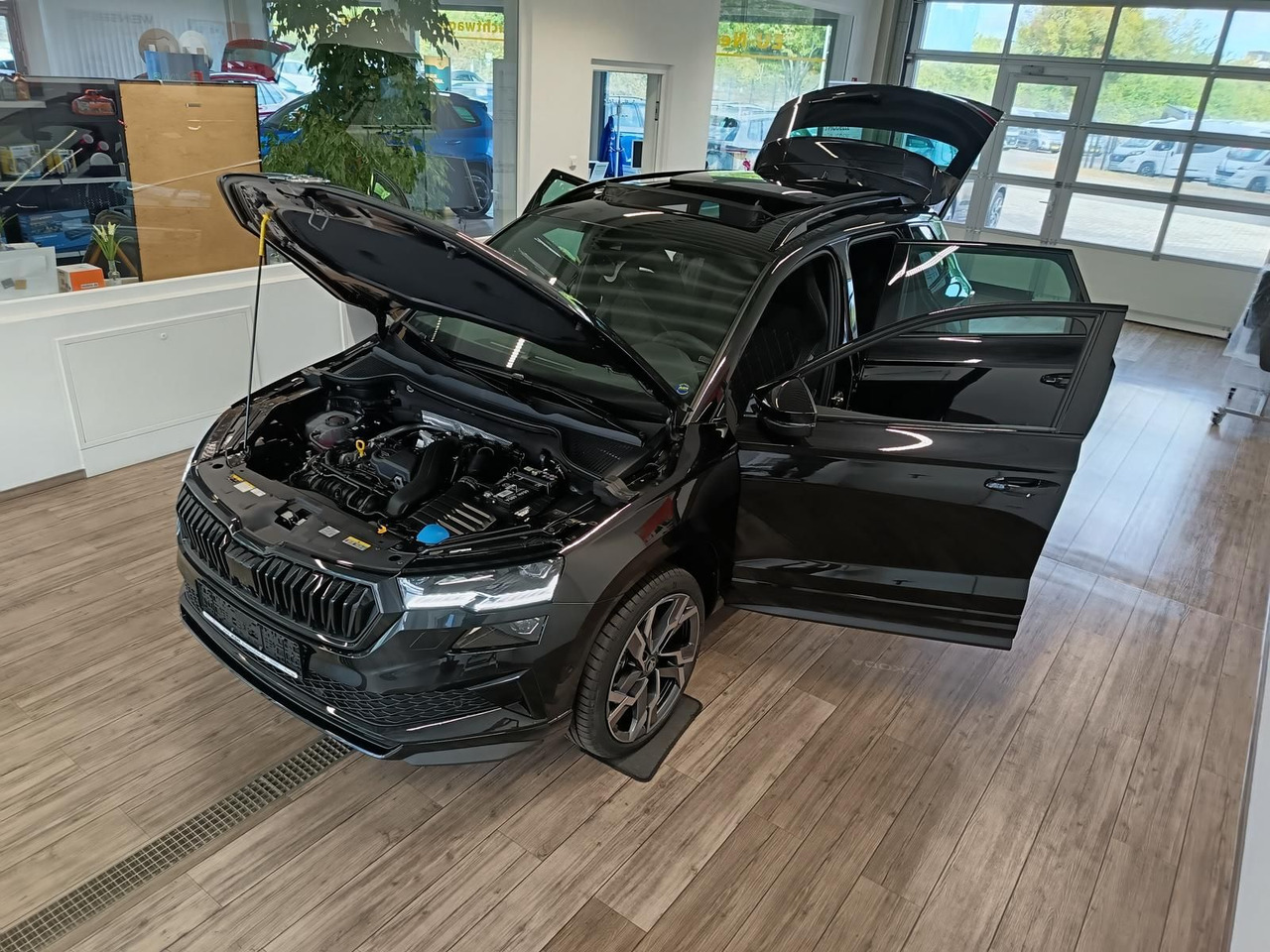 Skoda Karoq Sportline 1,5 TSI DSG*AHK*PSD*STD.HZG*NAVI - SUV/ Todoterreno: foto 2 Skoda Karoq Sportline 1,5 TSI DSG*AHK*PSD*STD.HZG*NAVI - SUV/ Todoterreno: foto 2