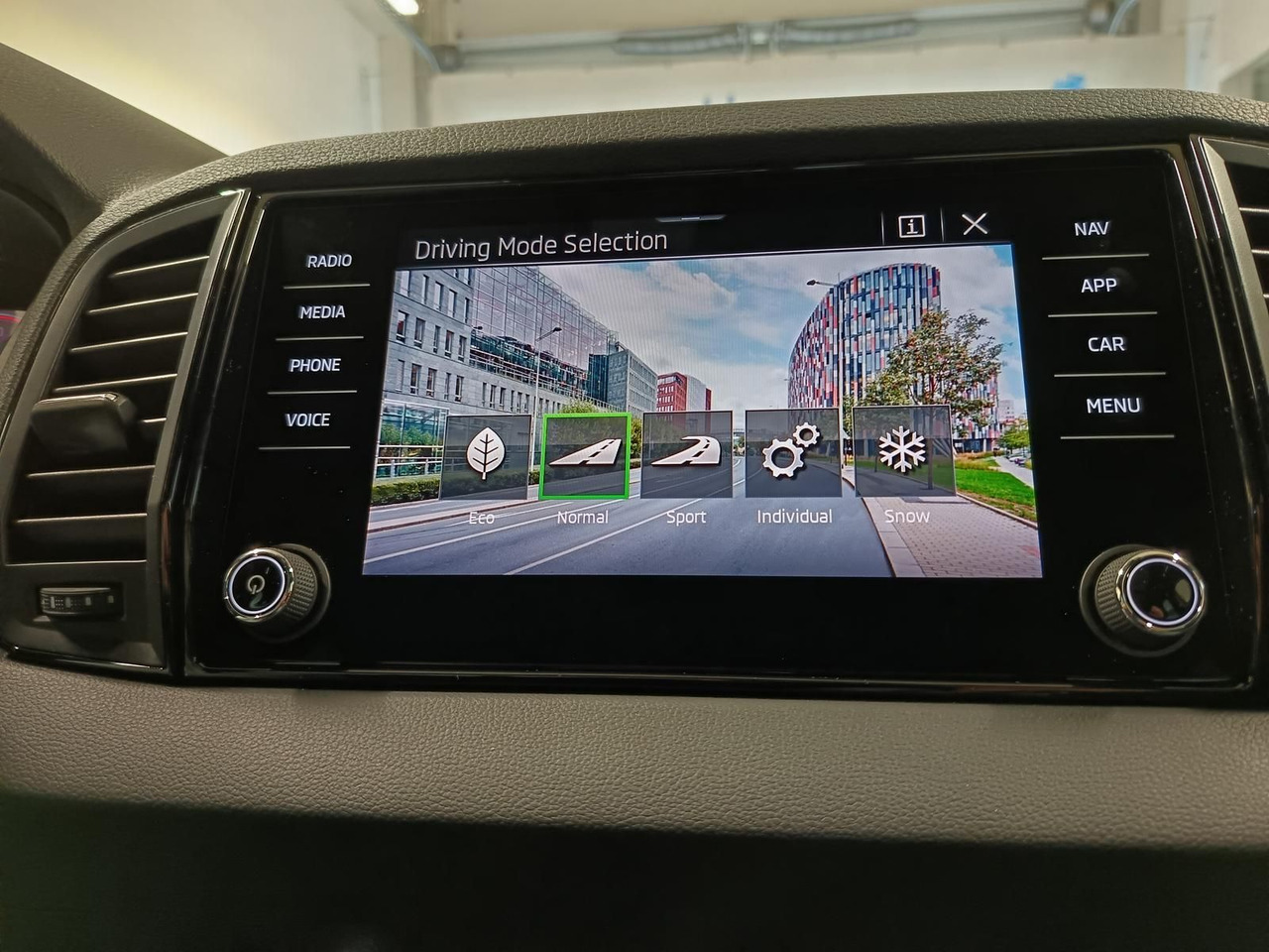 SUV/ Todoterreno Skoda Karoq Sportline 2,0 TDI DSG 4x4*AHK*PSD*STD.HZG*: foto 15