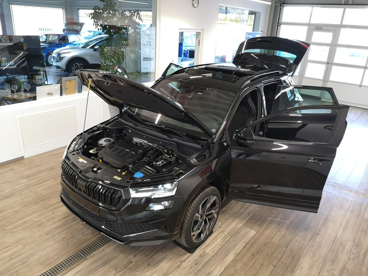 Skoda Karoq Sportline 2,0TDI DSG 4x4*PSD*AHK*360°*NAVI - SUV/ Todoterreno: foto 2 Skoda Karoq Sportline 2,0TDI DSG 4x4*PSD*AHK*360°*NAVI - SUV/ Todoterreno: foto 2