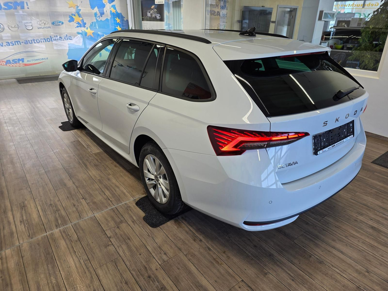 Skoda Octavia Combi Selection DSG*LED*ACC*WINTERPAKET* - Coche: foto 4 Skoda Octavia Combi Selection DSG*LED*ACC*WINTERPAKET* - Coche: foto 4