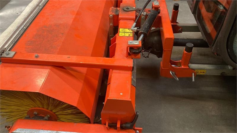 Husqvarna Fejemaskine med sving 5904500-01 - Barredora cucharón: foto 2 Husqvarna Fejemaskine med sving 5904500-01 - Barredora cucharón: foto 2