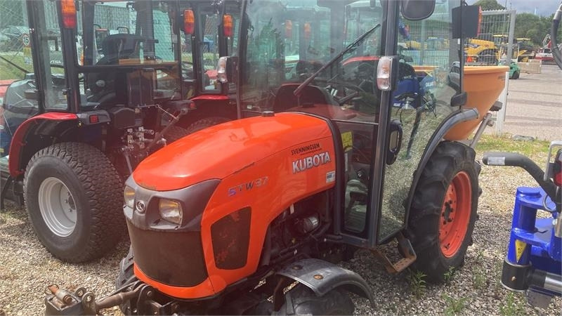 Kubota STW37 Kun 1144 timer STW37 - Tractor municipal: foto 2 Kubota STW37 Kun 1144 timer STW37 - Tractor municipal: foto 2
