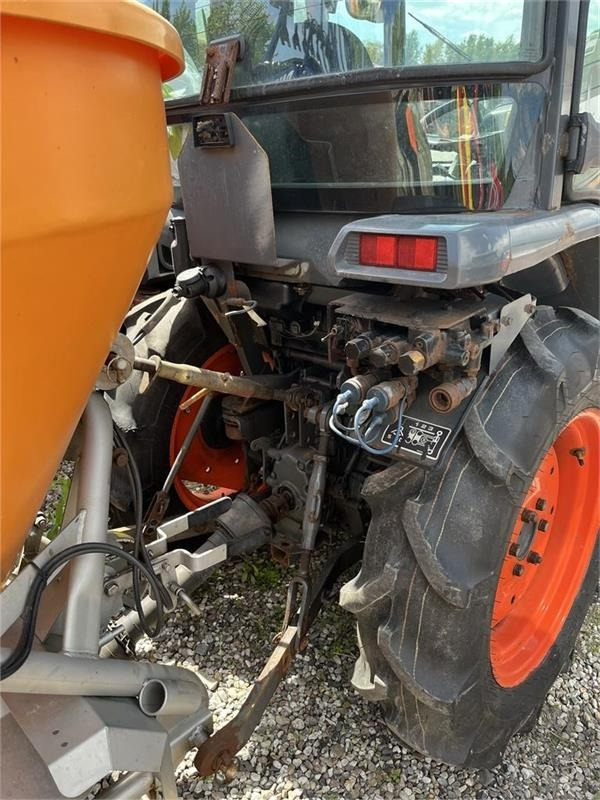 Kubota STW37 Kun 1144 timer STW37 - Tractor municipal: foto 4 Kubota STW37 Kun 1144 timer STW37 - Tractor municipal: foto 4