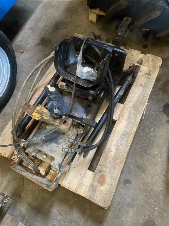 New Holland T7030 Hitchtræk - Acoplamiento rápido: foto 1 New Holland T7030 Hitchtræk - Acoplamiento rápido: foto 1