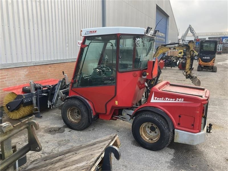 Timan Tool-Trac 245 - Tractor municipal: foto 1 Timan Tool-Trac 245 - Tractor municipal: foto 1