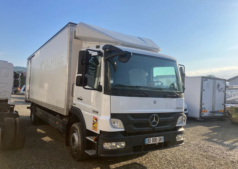 Mercedes-Benz Atego 1218  kurierka kontener - Camión caja cerrada: foto 1 Mercedes-Benz Atego 1218  kurierka kontener - Camión caja cerrada: foto 1