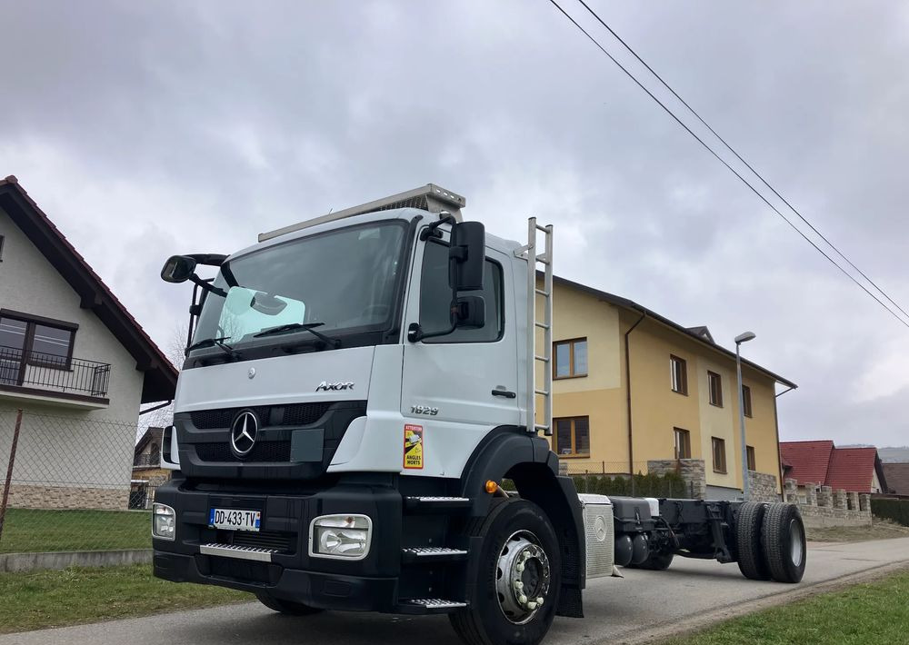 Mercedes-Benz Mercedes Axor 1829  Rama do zabudowy kiper beczka hakowiec laweta - Camión chasis: foto 2 Mercedes-Benz Mercedes Axor 1829  Rama do zabudowy kiper beczka hakowiec laweta - Camión chasis: foto 2