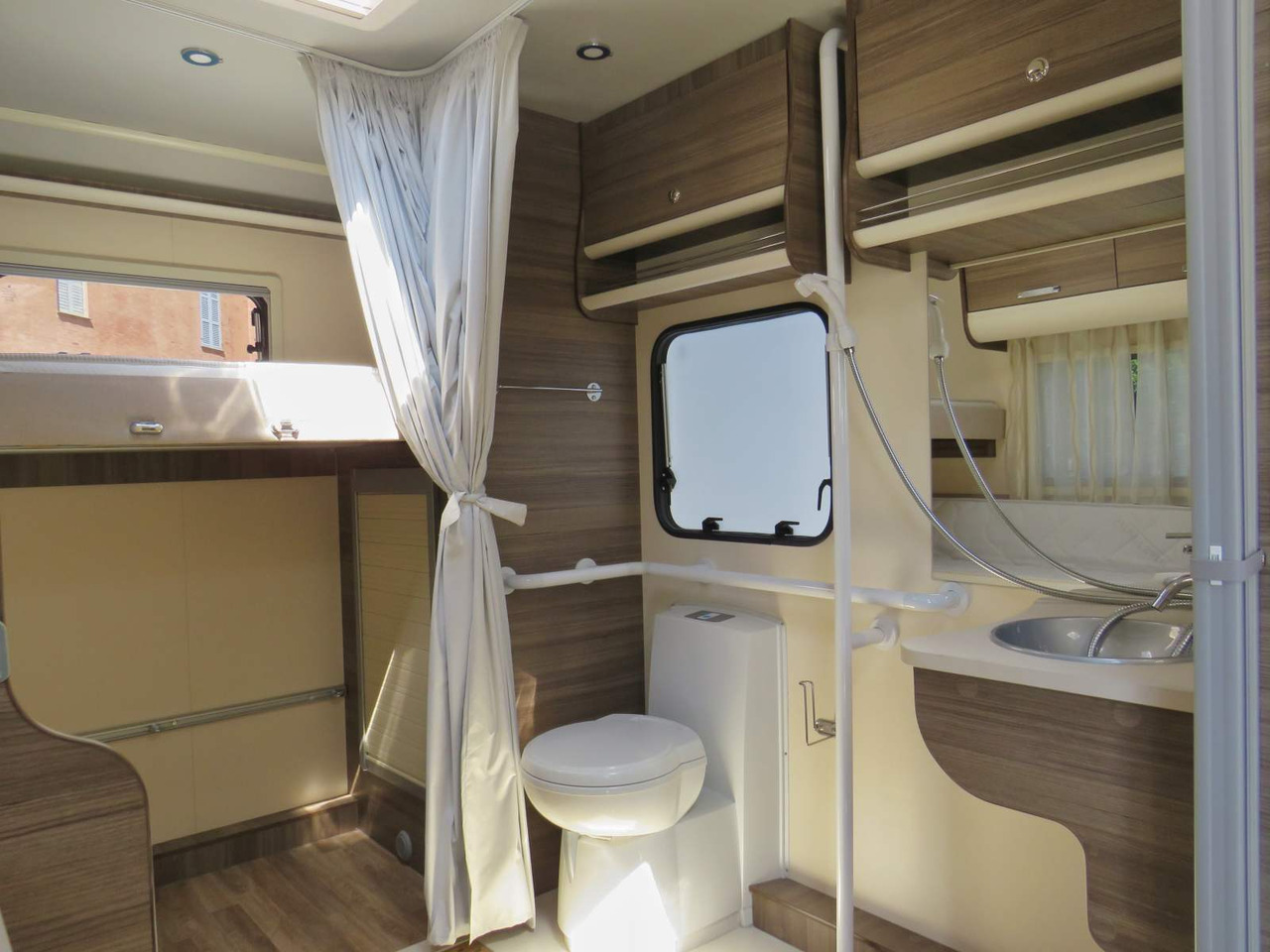 Fiat Ducato RETRACTABLE PLATFORM (300KG CAPACITY) - Autocaravana capuchina: foto 3 Fiat Ducato RETRACTABLE PLATFORM (300KG CAPACITY) - Autocaravana capuchina: foto 3
