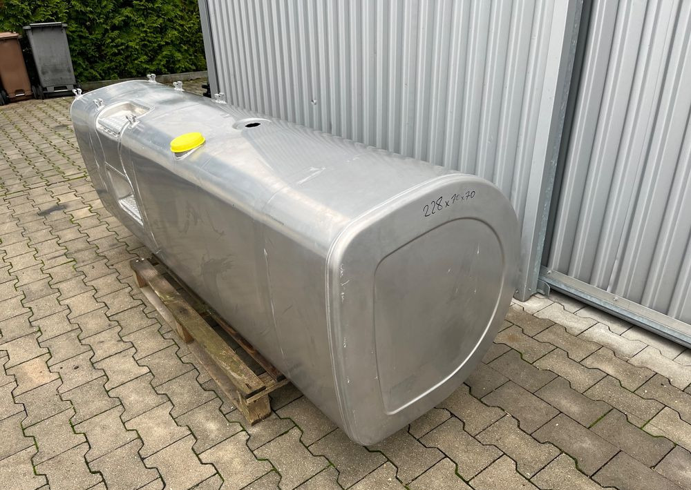 Zbiornik paliwa Volvo FH Renault 900 litrów bak jak nowy - Procesamiento de combustible para Camión: foto 2 Zbiornik paliwa Volvo FH Renault 900 litrów bak jak nowy - Procesamiento de combustible para Camión: foto 2