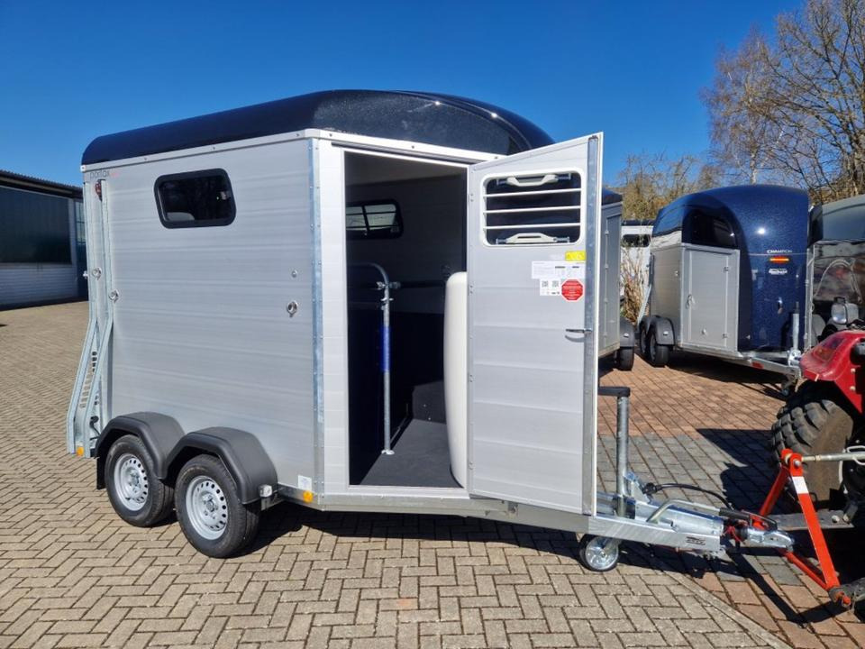 Pferdeanhänger Böckmann Portax Esprit Nex Gen Saka Flügeltür 2,4t - Remolque para caballos: foto 4 Pferdeanhänger Böckmann Portax Esprit Nex Gen Saka Flügeltür 2,4t - Remolque para caballos: foto 4