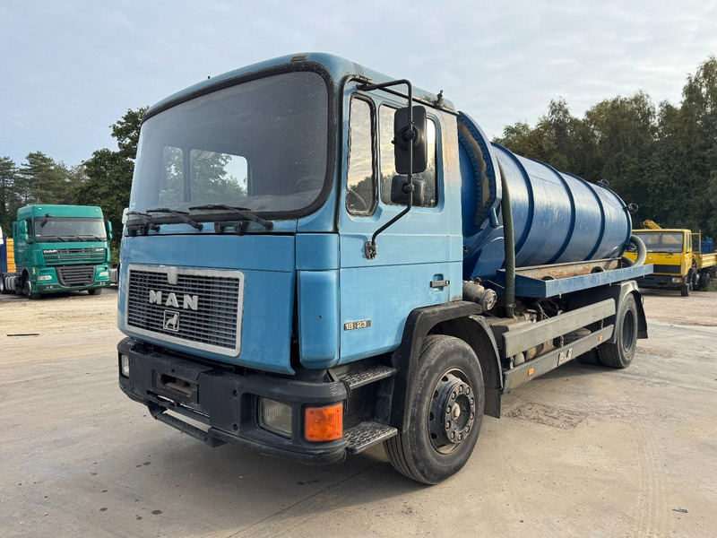MAN 18.232 (12.000L / STEEL SUSPENSION / 6 CYLINDER WITH MANUAL PUMP) - Limpieza de alcantarillado: foto 1 MAN 18.232 (12.000L / STEEL SUSPENSION / 6 CYLINDER WITH MANUAL PUMP) - Limpieza de alcantarillado: foto 1