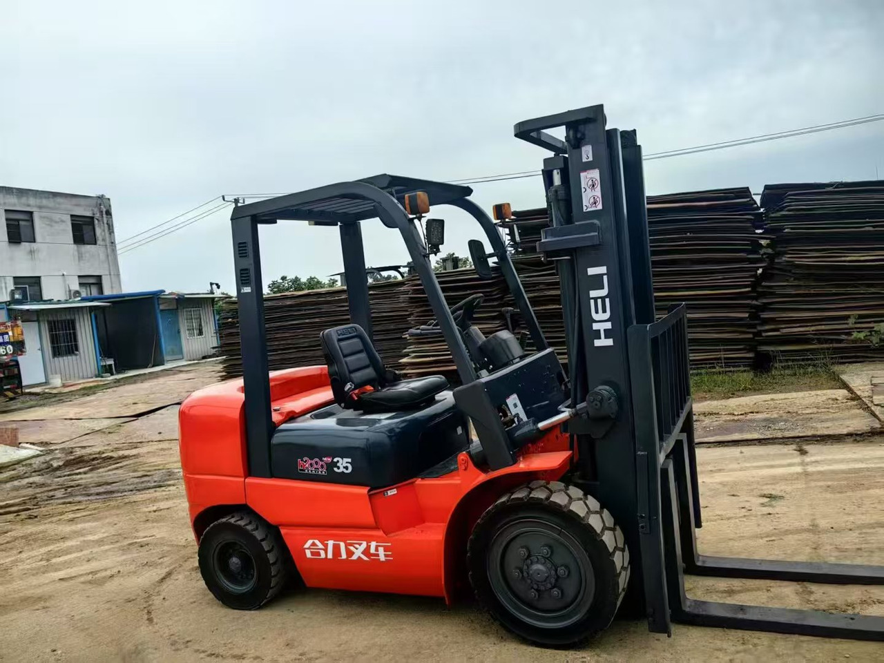 Heli 3.5ton - Plataforma de mástil vertical: foto 1 Heli 3.5ton - Plataforma de mástil vertical: foto 1