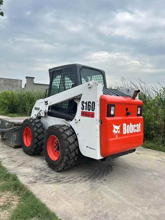 USED BOBCAT S160 Skid-steer Loader Bobcat S160 Carry Sweeper with Very Good Performance Is for Sale at a Low Price. - Minicargadora: foto 5 USED BOBCAT S160 Skid-steer Loader Bobcat S160 Carry Sweeper with Very Good Performance Is for Sale at a Low Price. - Minicargadora: foto 5