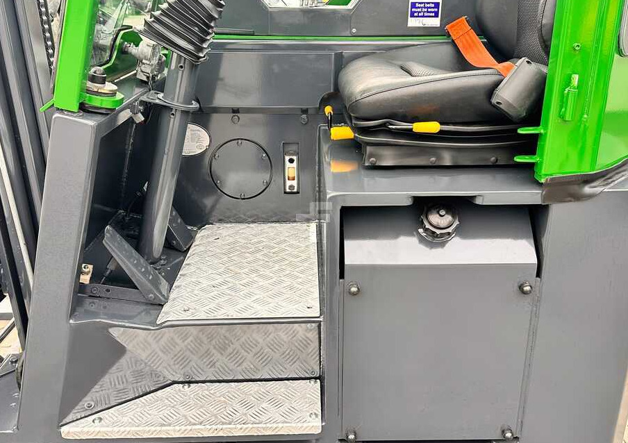 Combilift C2500CB / TRIPLEX / DIESEL / 4900MM / FREE LIFT / POSITIONER 1720MM / LIKE NEW - Carretilla de 4 vías: foto 3 Combilift C2500CB / TRIPLEX / DIESEL / 4900MM / FREE LIFT / POSITIONER 1720MM / LIKE NEW - Carretilla de 4 vías: foto 3