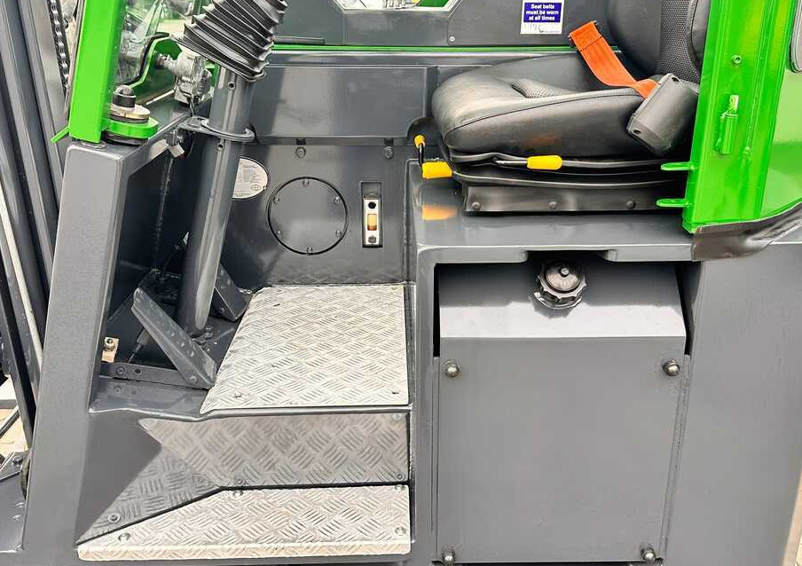 Combilift C2500CB / TRIPLEX / DIESEL / 4900MM / FREE LIFT / POSITIONER 1720MM / LIKE NEW - Carretilla de 4 vías: foto 4 Combilift C2500CB / TRIPLEX / DIESEL / 4900MM / FREE LIFT / POSITIONER 1720MM / LIKE NEW - Carretilla de 4 vías: foto 4
