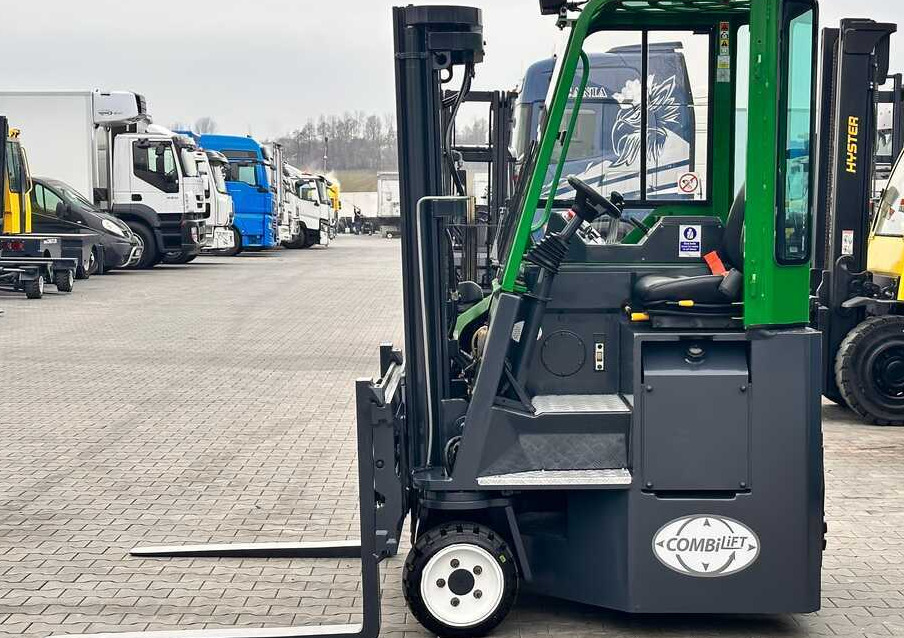 Combilift C2500CB / TRIPLEX / DIESEL / 4900MM / FREE LIFT / POSITIONER 1720MM / LIKE NEW - Carretilla de 4 vías: foto 2 Combilift C2500CB / TRIPLEX / DIESEL / 4900MM / FREE LIFT / POSITIONER 1720MM / LIKE NEW - Carretilla de 4 vías: foto 2