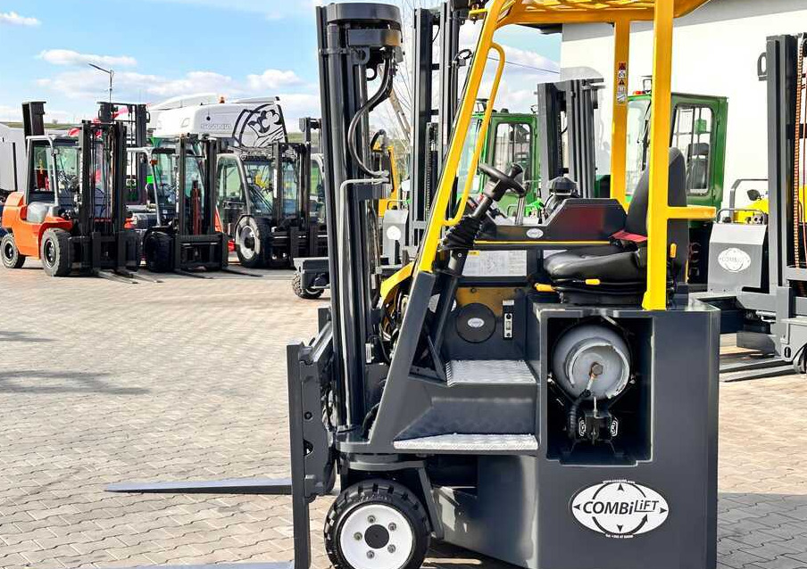 Combilift C3000CB / GAS / TRIPLEX / 4900MM / FREE LIFT / FORK POSITIONER / SIC3000CB / GAS / TRIPLEX / 4900MM / FREE LIFT / FORK POSITIONER / SIDE SHIFT / LIKE NEWDE SHIFT / LIKE NEW - Carretilla de 4 vías: foto 4 Combilift C3000CB / GAS / TRIPLEX / 4900MM / FREE LIFT / FORK POSITIONER / SIC3000CB / GAS / TRIPLEX / 4900MM / FREE LIFT / FORK POSITIONER / SIDE SHIFT / LIKE NEWDE SHIFT / LIKE NEW - Carretilla de 4 vías: foto 4