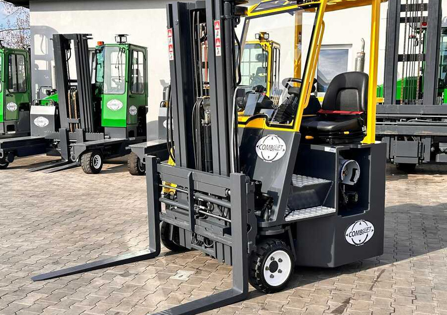 Combilift C3000CB / GAS / TRIPLEX / 4900MM / FREE LIFT / FORK POSITIONER / SIC3000CB / GAS / TRIPLEX / 4900MM / FREE LIFT / FORK POSITIONER / SIDE SHIFT / LIKE NEWDE SHIFT / LIKE NEW - Carretilla de 4 vías: foto 1 Combilift C3000CB / GAS / TRIPLEX / 4900MM / FREE LIFT / FORK POSITIONER / SIC3000CB / GAS / TRIPLEX / 4900MM / FREE LIFT / FORK POSITIONER / SIDE SHIFT / LIKE NEWDE SHIFT / LIKE NEW - Carretilla de 4 vías: foto 1