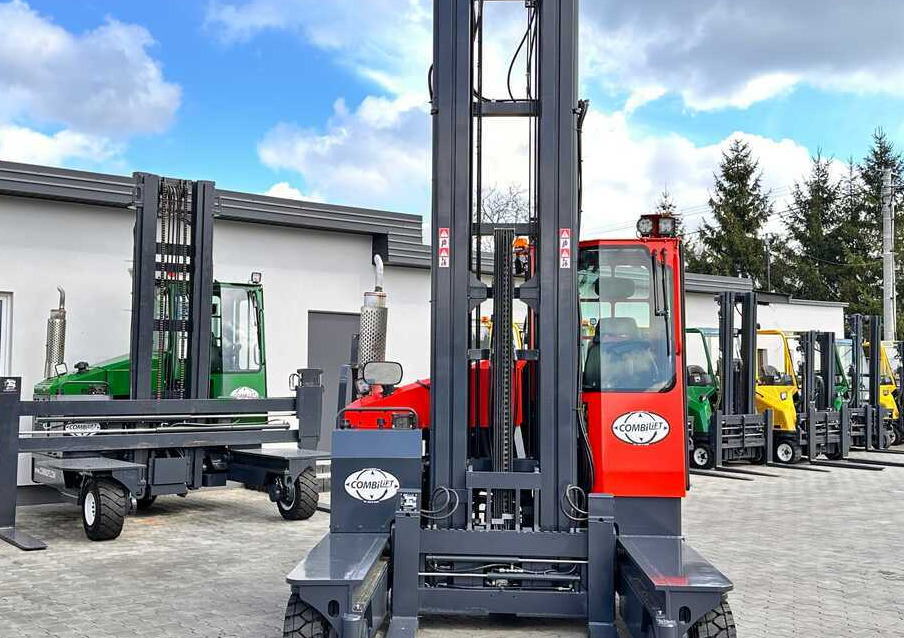 Combilift C4000 / TRIPLEX / 9300MM / FREE LIFT / FORK POSITIONER / GAS / CABIN / LIKE NEW - Carretilla de 4 vías: foto 5 Combilift C4000 / TRIPLEX / 9300MM / FREE LIFT / FORK POSITIONER / GAS / CABIN / LIKE NEW - Carretilla de 4 vías: foto 5