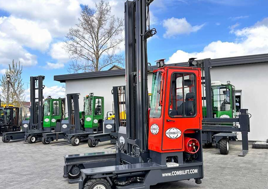 Combilift C4000 / TRIPLEX / 9300MM / FREE LIFT / FORK POSITIONER / GAS / CABIN / LIKE NEW - Carretilla de 4 vías: foto 2 Combilift C4000 / TRIPLEX / 9300MM / FREE LIFT / FORK POSITIONER / GAS / CABIN / LIKE NEW - Carretilla de 4 vías: foto 2