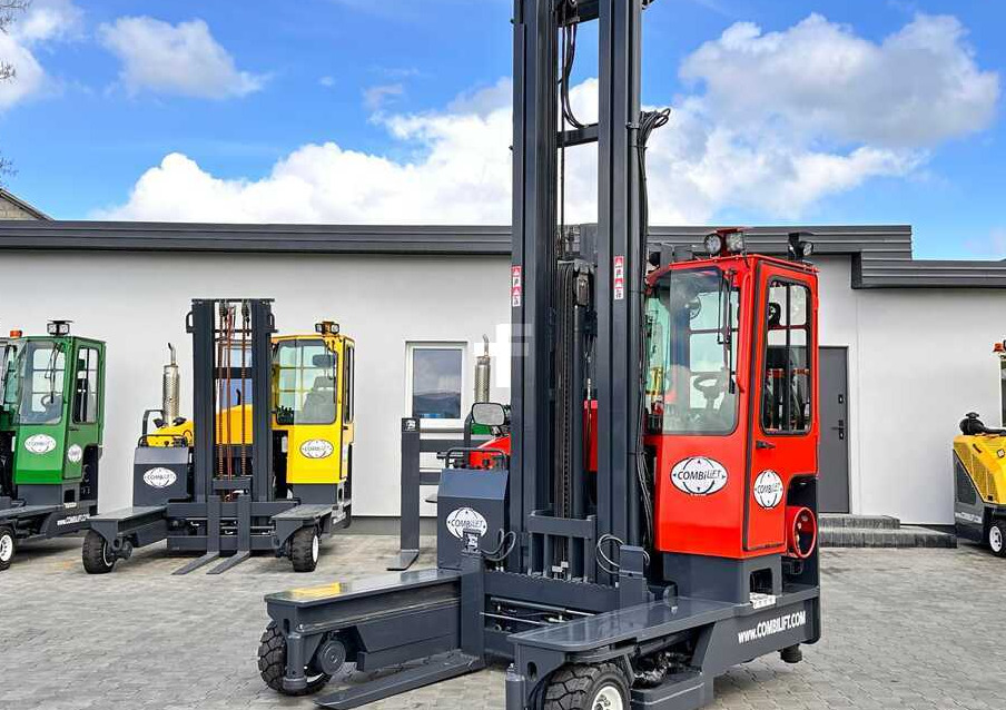 Combilift C4000 / TRIPLEX / 9300MM / FREE LIFT / FORK POSITIONER / GAS / CABIN / LIKE NEW - Carretilla de 4 vías: foto 4 Combilift C4000 / TRIPLEX / 9300MM / FREE LIFT / FORK POSITIONER / GAS / CABIN / LIKE NEW - Carretilla de 4 vías: foto 4