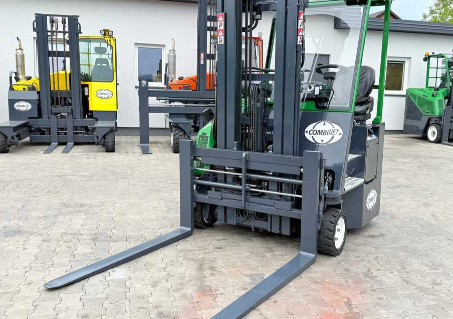 Combilift CB3000 / DIESEL / TRIPLEX 4900MM / FREE LIFT / SIDESHIFT / FORK POSITIONER / 1500MM FORKS / LIKE NEW - Carretilla de 4 vías: foto 3 Combilift CB3000 / DIESEL / TRIPLEX 4900MM / FREE LIFT / SIDESHIFT / FORK POSITIONER / 1500MM FORKS / LIKE NEW - Carretilla de 4 vías: foto 3