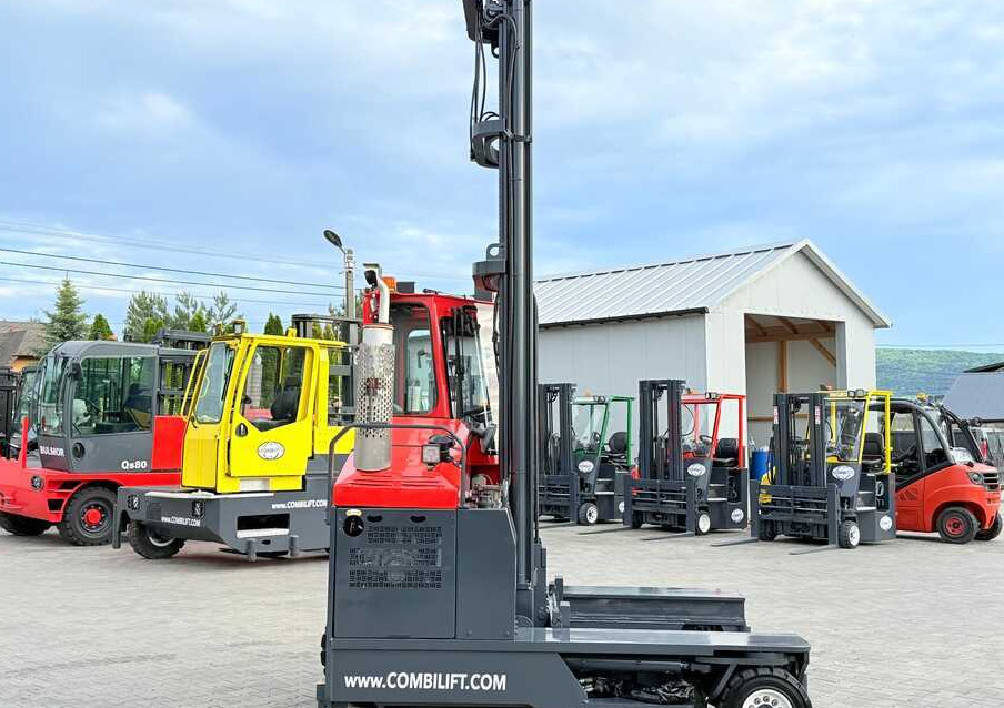 Combilift COMBILIFT C4000 – TRIPLEX 9300 mm – Year 2017 – GAS – FREE LIFT – FORK SIDE SHIFT – CONDITION 5/5 - Carretilla de 4 vías: foto 3 Combilift COMBILIFT C4000 – TRIPLEX 9300 mm – Year 2017 – GAS – FREE LIFT – FORK SIDE SHIFT – CONDITION 5/5 - Carretilla de 4 vías: foto 3