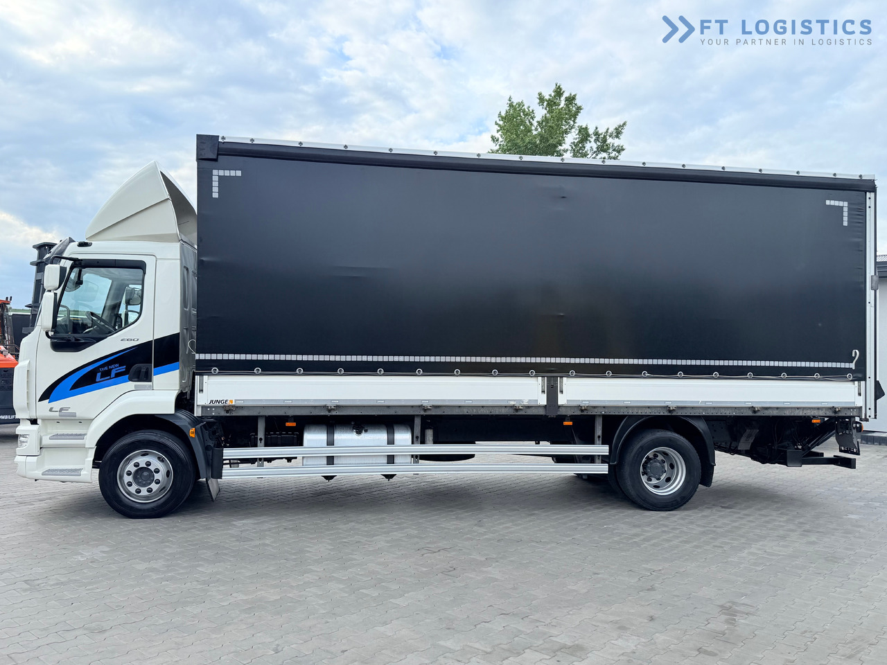 DAF LF 260 FA / AUTOMATIC / 9,255 kg PAYLOAD / 4x2 / 18 PALLETS / TAIL LIFT / SIDE BOARDS / EXCELLENT CONDITION! - Camión lona: foto 4 DAF LF 260 FA / AUTOMATIC / 9,255 kg PAYLOAD / 4x2 / 18 PALLETS / TAIL LIFT / SIDE BOARDS / EXCELLENT CONDITION! - Camión lona: foto 4