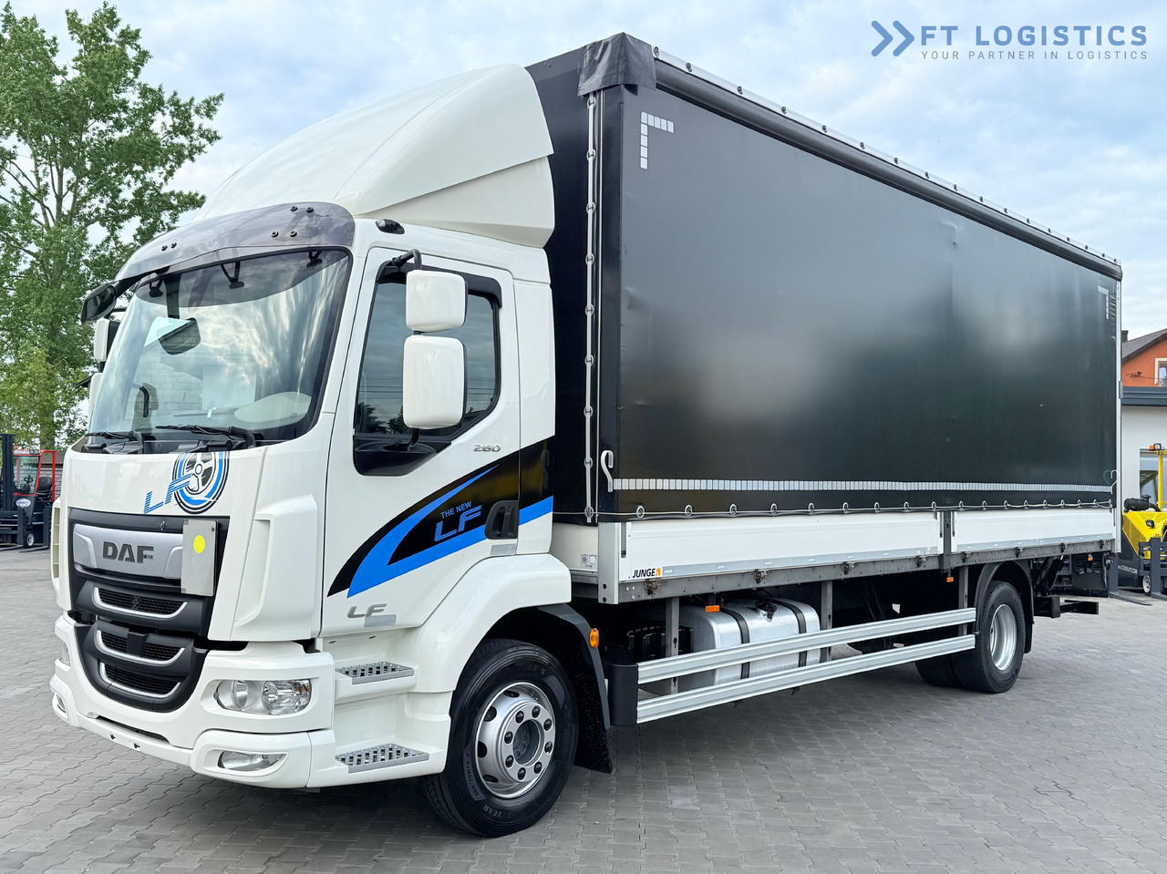 DAF LF 260 FA / AUTOMATIC / 9,255 kg PAYLOAD / 4x2 / 18 PALLETS / TAIL LIFT / SIDE BOARDS / EXCELLENT CONDITION! - Camión lona: foto 1 DAF LF 260 FA / AUTOMATIC / 9,255 kg PAYLOAD / 4x2 / 18 PALLETS / TAIL LIFT / SIDE BOARDS / EXCELLENT CONDITION! - Camión lona: foto 1