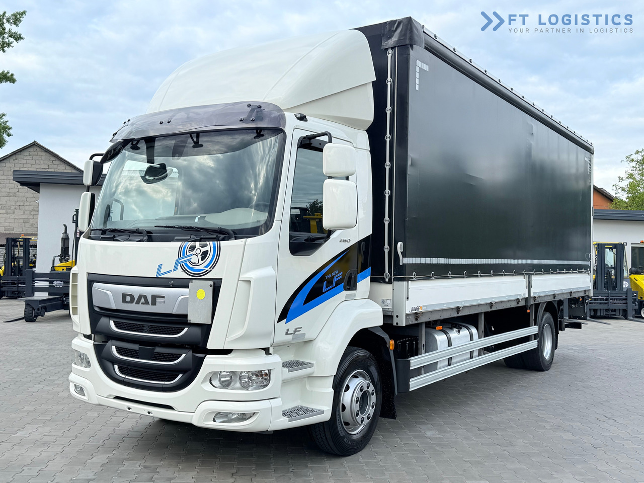 DAF LF 260 FA / AUTOMATIC / 9,255 kg PAYLOAD / 4x2 / 18 PALLETS / TAIL LIFT / SIDE BOARDS / EXCELLENT CONDITION! - Camión lona: foto 2 DAF LF 260 FA / AUTOMATIC / 9,255 kg PAYLOAD / 4x2 / 18 PALLETS / TAIL LIFT / SIDE BOARDS / EXCELLENT CONDITION! - Camión lona: foto 2