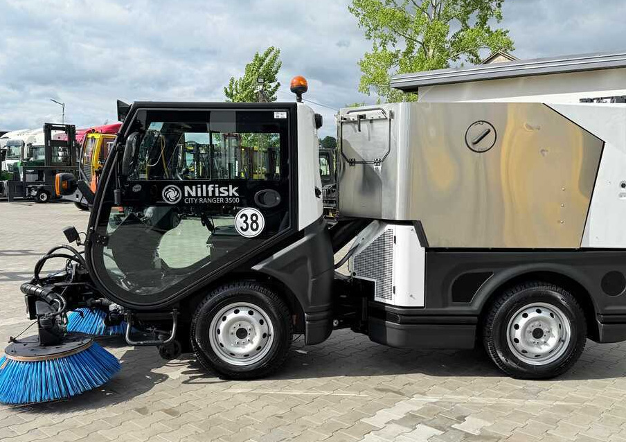 Nilfisk Nilfisk City Ranger 3500 – Articulated Municipal Sweeper | Year 2017 | On - Barredora vial: foto 2 Nilfisk Nilfisk City Ranger 3500 – Articulated Municipal Sweeper | Year 2017 | On - Barredora vial: foto 2