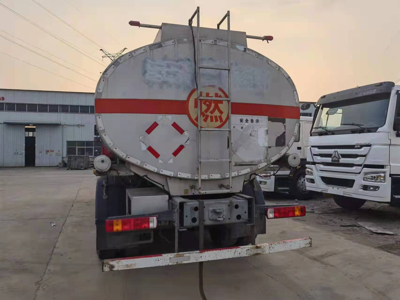 HOWO 20  cubic  meters - Camión cisterna: foto 4 HOWO 20  cubic  meters - Camión cisterna: foto 4