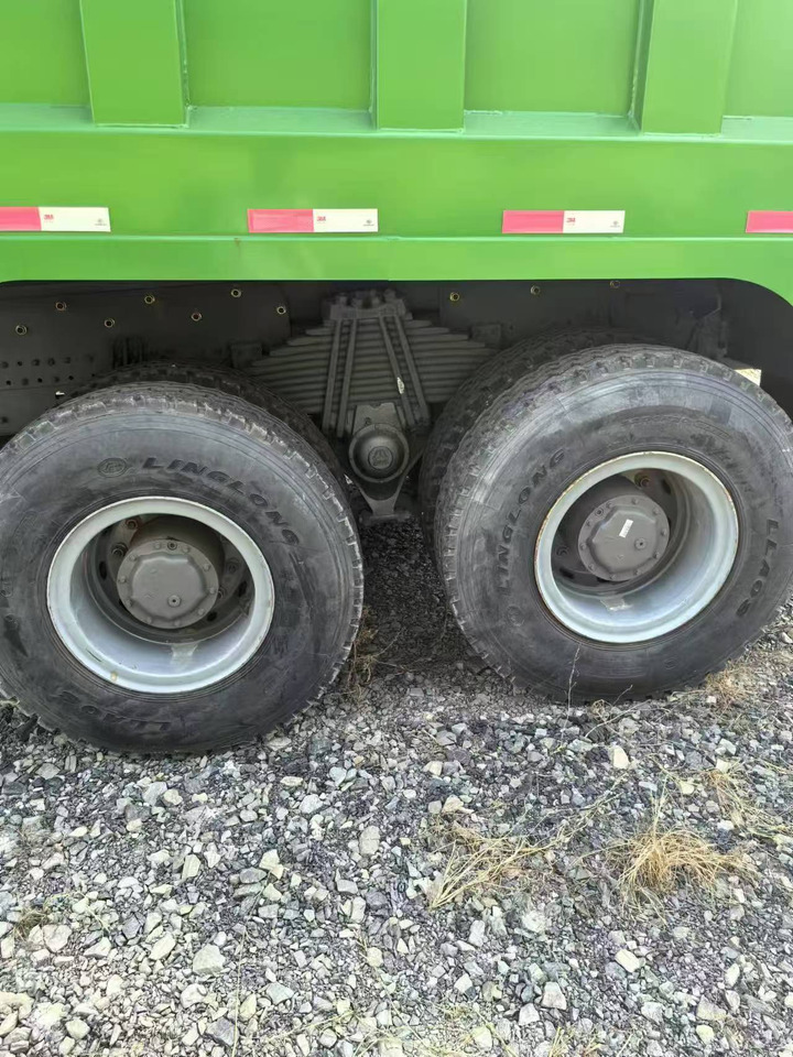 HOWO HOWO 6*6 dump truck - Camión volquete: foto 5 HOWO HOWO 6*6 dump truck - Camión volquete: foto 5