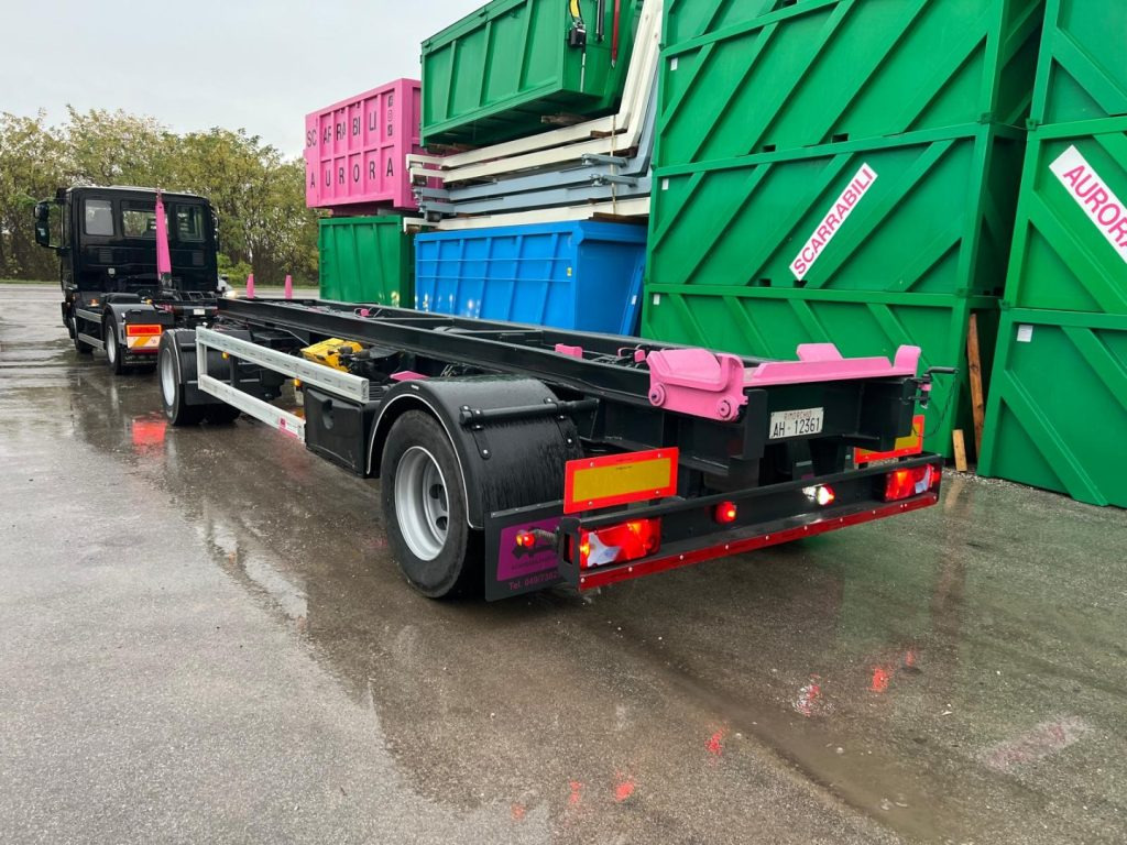 ATLAS RIMORCHIO ATLAS SCARRABILE - Remolque multilift/ Portacontenedores de cadenas: foto 1 ATLAS RIMORCHIO ATLAS SCARRABILE - Remolque multilift/ Portacontenedores de cadenas: foto 1