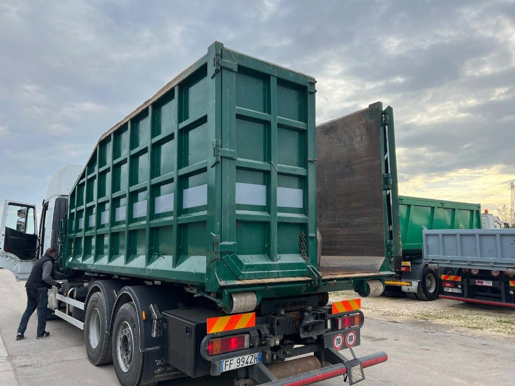 CONTAINER SCARRABILE USATO CON GRU E POLIPO - Contenedor de gancho: foto 3 CONTAINER SCARRABILE USATO CON GRU E POLIPO - Contenedor de gancho: foto 3