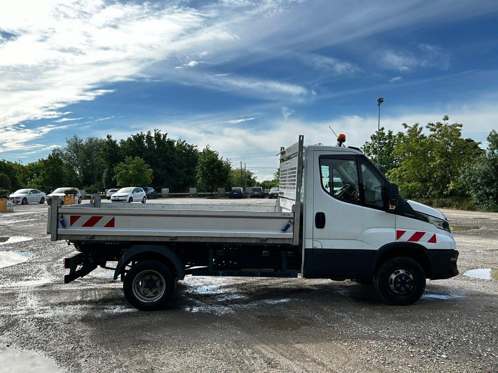 Volquete furgoneta IVECO DAILY 35.140 RIBALTABILE: foto 6 Volquete furgoneta IVECO DAILY 35.140 RIBALTABILE: foto 6