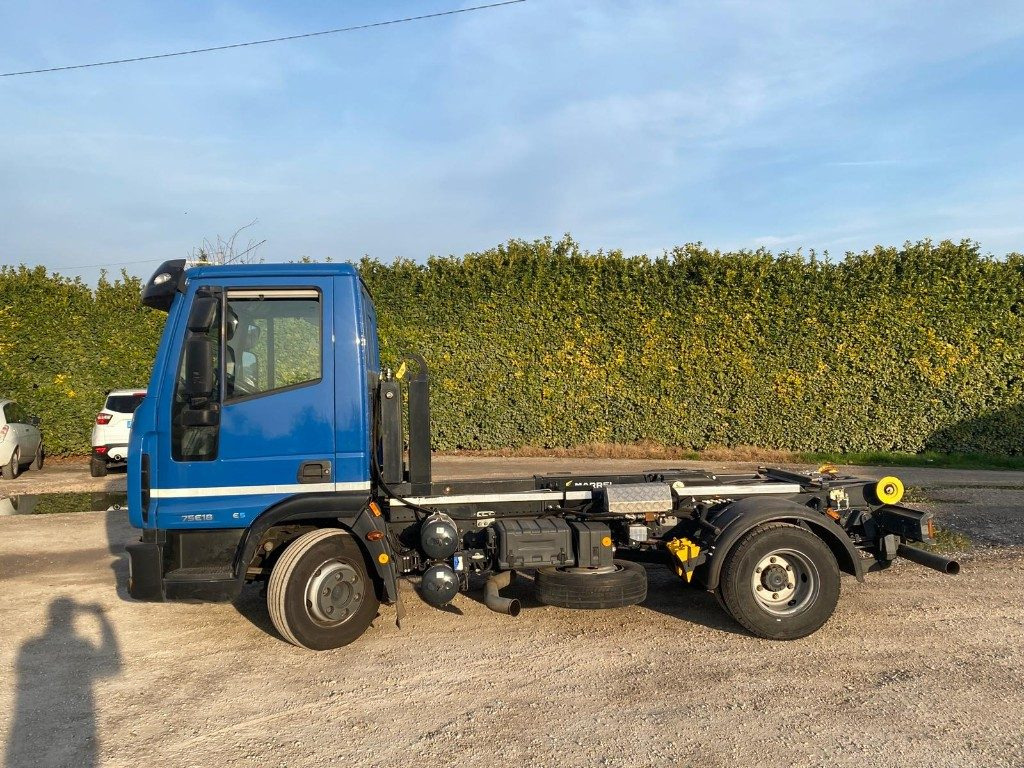 IVECO EUROCARGO 75E18 SCARRABILE - Camión multibasculante: foto 3 IVECO EUROCARGO 75E18 SCARRABILE - Camión multibasculante: foto 3