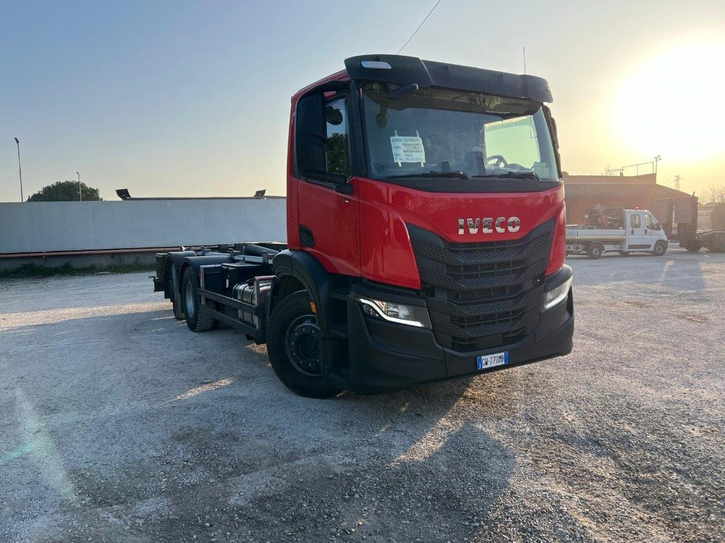 IVECO X-WAY AD260 NUOVO TARGATO SCARRABILE - Camión multibasculante: foto 2 IVECO X-WAY AD260 NUOVO TARGATO SCARRABILE - Camión multibasculante: foto 2