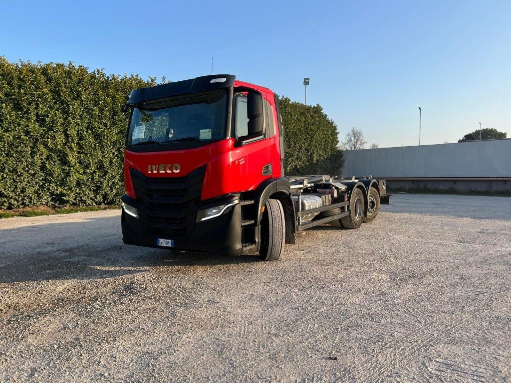 IVECO X-WAY AD260 NUOVO TARGATO SCARRABILE - Camión multibasculante: foto 1 IVECO X-WAY AD260 NUOVO TARGATO SCARRABILE - Camión multibasculante: foto 1