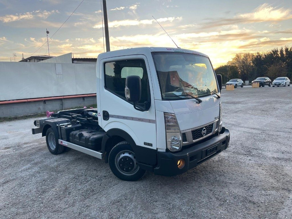 NISSAN NT400 SCARRABILE PATENTE B - Camión multibasculante: foto 3 NISSAN NT400 SCARRABILE PATENTE B - Camión multibasculante: foto 3