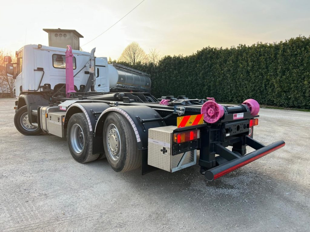SCANIA P410 SCARRABILE CON RIDUTTORE AI MOZZI - Camión multibasculante: foto 4 SCANIA P410 SCARRABILE CON RIDUTTORE AI MOZZI - Camión multibasculante: foto 4