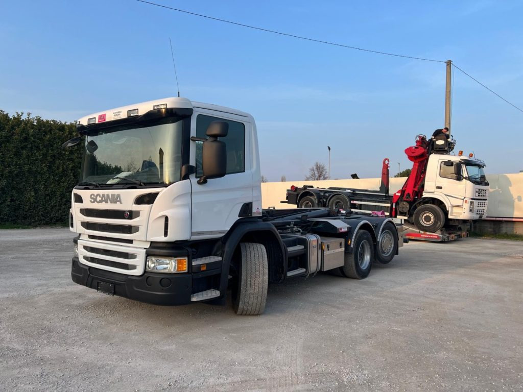 SCANIA P410 SCARRABILE CON RIDUTTORE AI MOZZI - Camión multibasculante: foto 1 SCANIA P410 SCARRABILE CON RIDUTTORE AI MOZZI - Camión multibasculante: foto 1