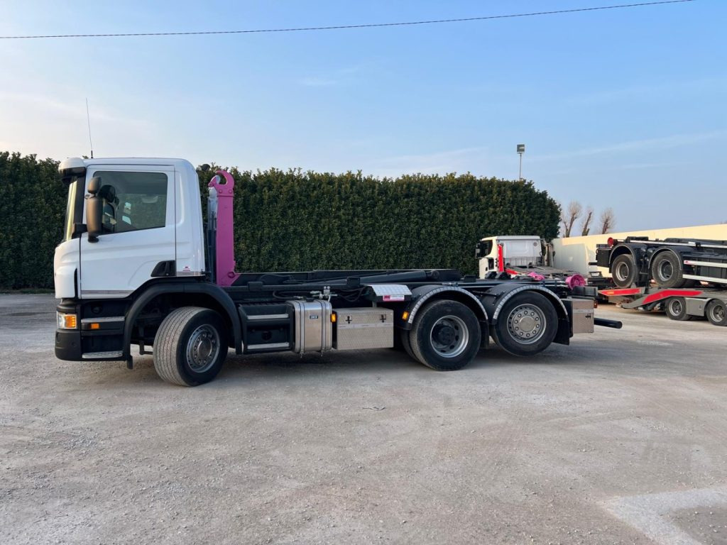 SCANIA P410 SCARRABILE CON RIDUTTORE AI MOZZI - Camión multibasculante: foto 2 SCANIA P410 SCARRABILE CON RIDUTTORE AI MOZZI - Camión multibasculante: foto 2